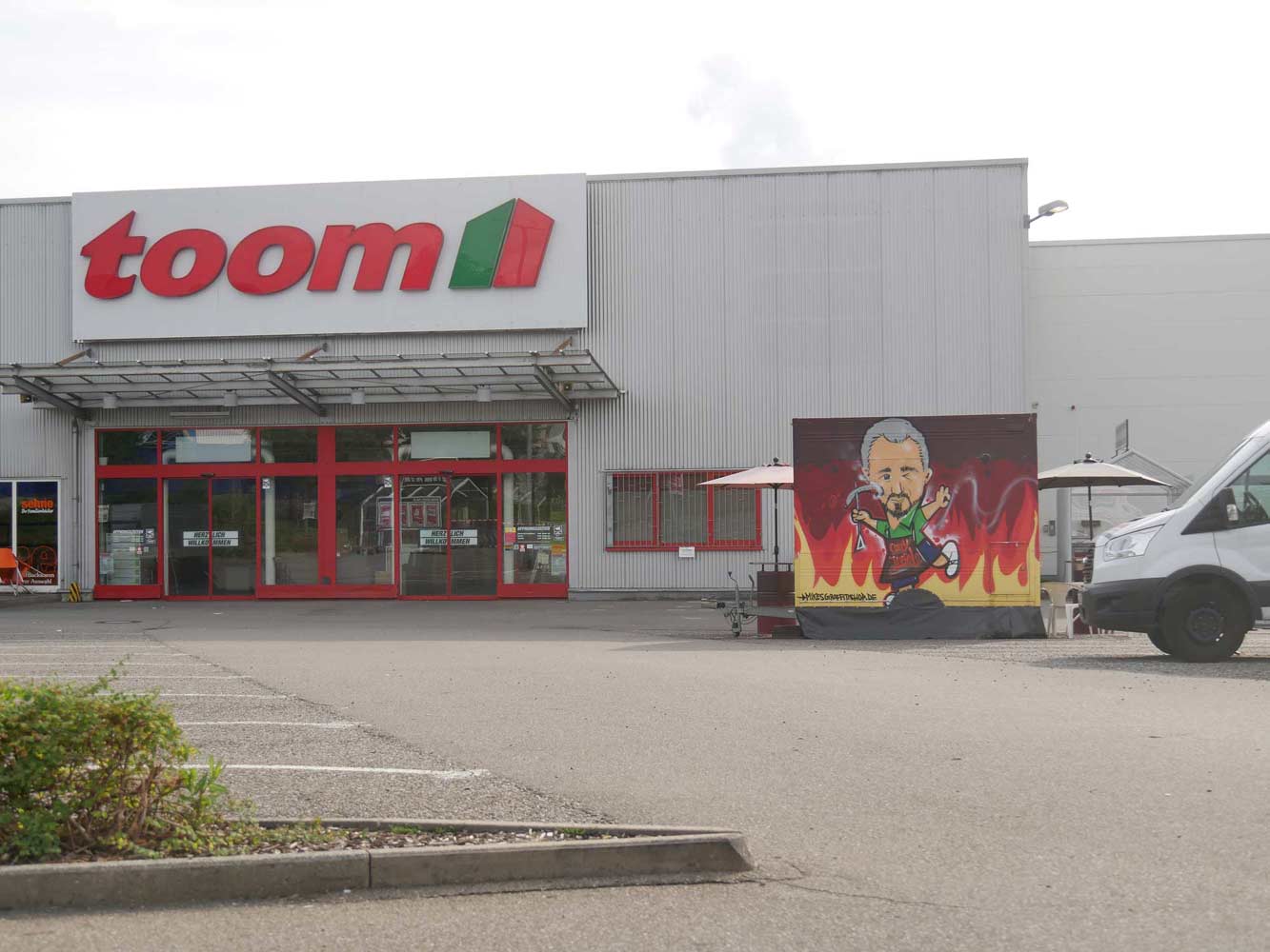Curry Teufel vor dem toom Baumarkt in Böblingen