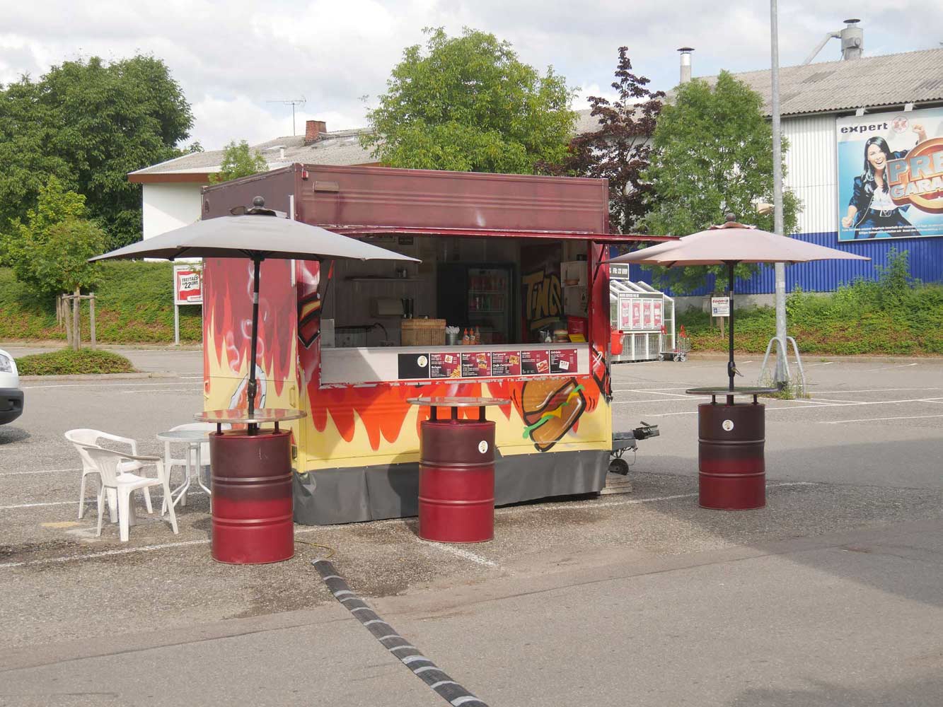 Curry Teufel auf dem toom Baumarkt Parkplatz
